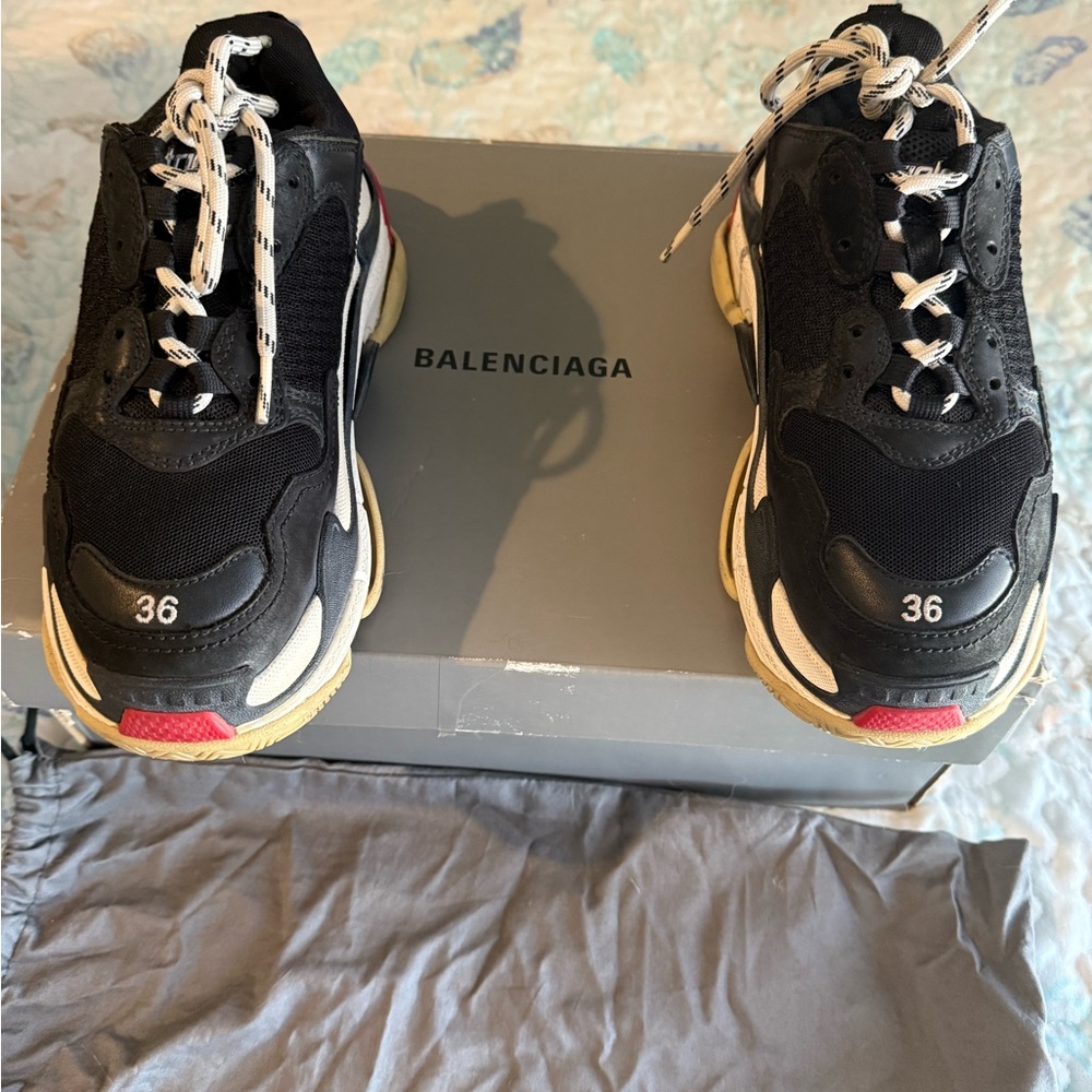 TRIPLE S SNEAKER IN BLACK BALENCIAGA